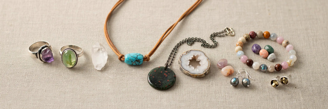 Guide complet des bijoux en pierre naturelle : histoires, bienfaits et créations 2026 La Boutique du Dragon